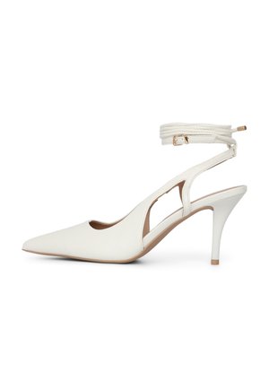 Weißer spitzer Pumps mit Cut-out-Design, Knöchelriemen und Stiletto-Absatz. Hergestellt aus glattem, strukturiertem Material mit beiger Sohle.