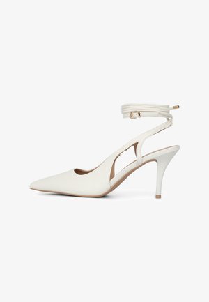 Weißer spitzer Pumps mit Cut-out-Design, Knöchelriemen und Stiletto-Absatz. Hergestellt aus glattem, strukturiertem Material mit beiger Sohle.
