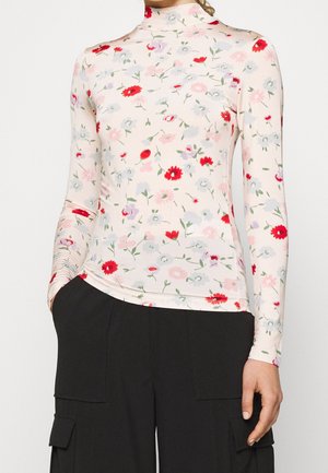 Długi rękaw bluzki z lekkiego materiału z kwiatowym wzorem w czerwieni, różu i niebieskim na jasnobeżowym tle; wysokie, stojące kołnierz.