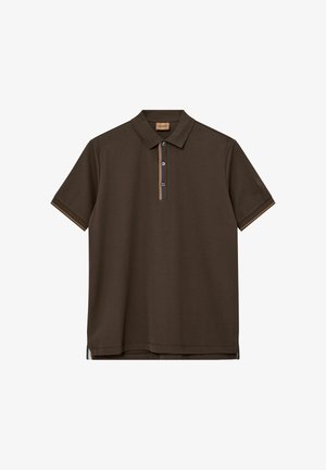 Polo marrone in cotone, con una chiusura a tre bottoni, dettagli contrastanti arancioni e blu sul colletto e sulle maniche.