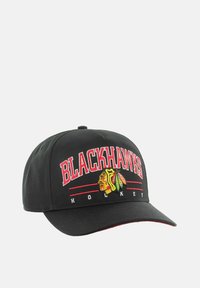 Schwarze Baseballmütze mit roten Akzenten, die "BLACKHAWKS" und ein bunt gesticktes Hockey-Logo auf der Vorderseite zeigt. Strukturierte Schirmgestaltung.