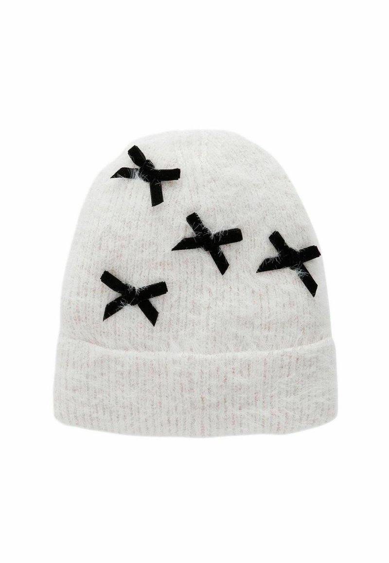Bonnet en tricot blanc avec une texture douce, comportant cinq nœuds en tissu noir cousus sur la surface. Le design est rond et ajusté.