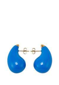 Blauwe hars oorbellen in een druppelvormig ontwerp met een glanzende afwerking, voorzien van goudkleurige uiteinden en stekers aan de achterkant voor een veilige pasvorm.