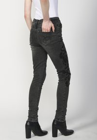 Koroshi LONG  - Karcsúsított farmerek - black denim