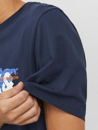 Jack & Jones JCODUST CREW NECK - Camiseta estampada - navy blazer