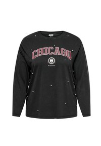 Schwarzer Sweatshirt mit langen Ärmeln, der ein "Chicago"-Grafik in Weinrot zeigt, verziert mit kleinen weißen Perlen und einem runden Logo darunter.