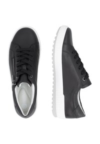 Schwarze Leder-Sneaker mit weißer Gummisohle, ausgestattet mit Schnürsenkeln und seitlichem Reißverschluss. Glatte Textur und klassisches sportliches Design.