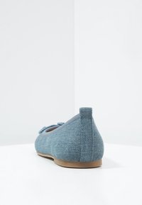 Jeansballetskor i ljusblått med rund tå, elastiskt kantband och en liten rosettdetalj på framsidan. Mjuk textilöverdel och platt sula.