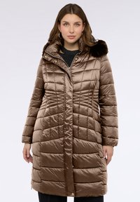 Abrigo acolchado marrón con capucha con borde de piel, cierre de cremallera y mangas largas. Material liso y brillante con una silueta entallada.