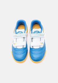 Ζευγάρι παιδικά αθλητικά παπούτσια σε μπλε, λευκό και κίτρινο με αυτοκόλλητες λουρίδες, σε θέα από πάνω πάνω  σε λευκό φόντο.