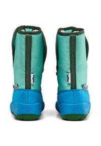 Wasserdichte Kinderstiefel in Grün und Blau, mit einer glatten Oberseite, einer strukturierten Unterseite und elastischen Seitenpanelen für einfaches Anziehen.