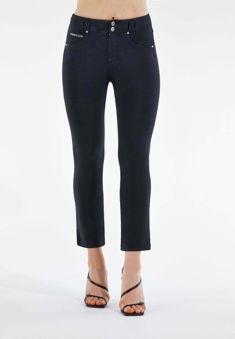 Mustat farkkulegginsit, joissa on keski-korkea vyötärö, kolme etupainiketta ja viisi taskua, viimeistelty brändilogolla etutaskussa.