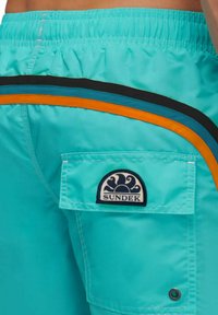 Shorts de bain turquoises avec une taille élastique et une poche latérale ; présentent des rayures bleues, noires et orange ; comprennent un patch logo SUNDEK.