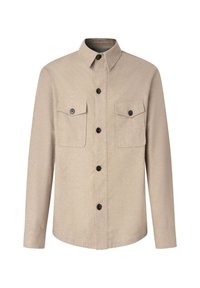 Camisa beige de botones fabricada en tejido texturizado, con dos bolsillos en el pecho, un cuello puntiagudo y botones negros a lo largo del frente.