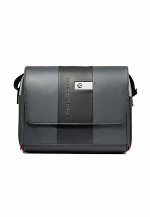 Bolso mensajero rectangular de cuero gris y negro con solapa frontal, cierre plateado y logo "Piquadro" en la franja negra central.