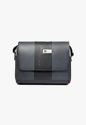 Sac messager rectangulaire en cuir gris et noir avec un rabat avant, un fermoir en argent et le logo "Piquadro" sur la bande noire centrale.