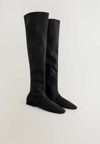 Schwarze Overknee-Stiefel aus Wildleder, mit spitzem Fuß, seitlichem Reißverschluss, flacher Sohle und glatter Textur.