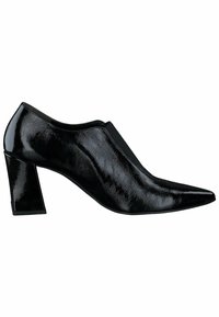 Zapato de tacón alto de charol negro con punta afilada, diseño estilizado y tacón cuadrado para mayor estabilidad. Textura suave y brillante.