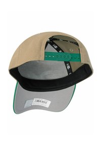 Beige Baseballkappe mit einem grünen verstellbaren Riemen. Die Unterseite des Schirms ist grau, und das Innere hat ein schwarzes Futter. Etiketten sind sichtbar.