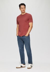 s.Oliver MIT CREW NECK UND LOGO - T-shirt basic - rubinrot