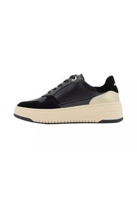 Sneakers neri con un mix di pelle verniciata e suede. Presentano una suola spessa di colore crema e dettagli metallici sul tallone e sugli occhielli.