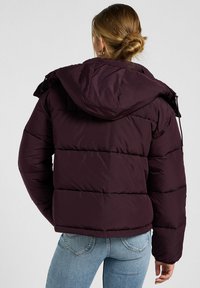 Lee LINED SHORT PUFFER WITH HOOD RELAXED FIT - Giacca invernale - deep wine