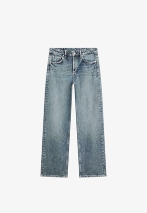 Jean droit bleu clair taille haute avec poches devant et derrière, passants pour ceinture et fermeture par bouton.