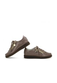 Sneakers in pelle marrone con texture e motivo trapuntato, occhielli in tono oro, chiusura con lacci e zip laterale per facilitare l'accesso.