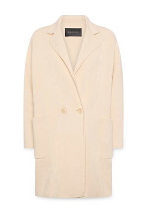 Cappotto di lana color crema con ampi revers, due bottoni frontali e due grandi tasche applicate, esposto su uno sfondo bianco.
