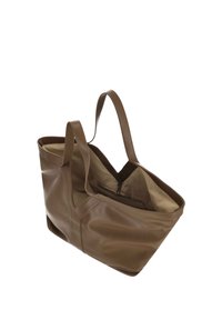 Bolso tote de cuero marrón con dos asas, diseño abierto, bolsillo interior y textura suave. Presenta una forma minimalista y angular.