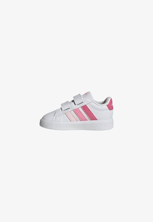 Zapatilla infantil blanca con dos tiras de velcro rosas y tres rayas rosas de Adidas en el lateral.