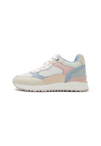 Sneaker bianco con accenti in rosa pastello, blu e beige; materiali in mesh e pelle; punta rotonda; suola testurizzata con motivo di trazione.