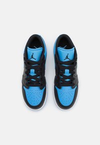 Modré a černé tenisky s koženým a síťovinovým svrškem, kulatou špičkou, perforovanými detaily a černými šňůrkami, s malým logem na jazyku.
