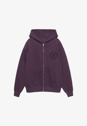 Dunkelviolette Zip-Up-Hoodie mit Vordertaschen, Kapuze und kleinem Totenkopf- und Kreuzbones-Logo mit kreisförmigem Text auf der Brust.