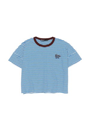 Modra in bela majica s kratkimi rokavi s horizontalnimi črtami, temno rjavim okroglim izrezom in majhnim vezenim logotipom blagovne znamke na prsih.