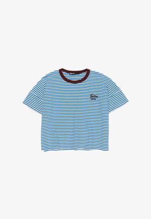 Modra in bela majica s kratkimi rokavi s horizontalnimi črtami, temno rjavim okroglim izrezom in majhnim vezenim logotipom blagovne znamke na prsih.