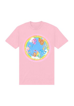 Lyserød bomulds t-shirt med et cirkulært farverigt print af søde dyr, blomster og skyer mod en blå baggrund.