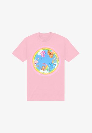 Lyserød bomulds t-shirt med et cirkulært farverigt print af søde dyr, blomster og skyer mod en blå baggrund.