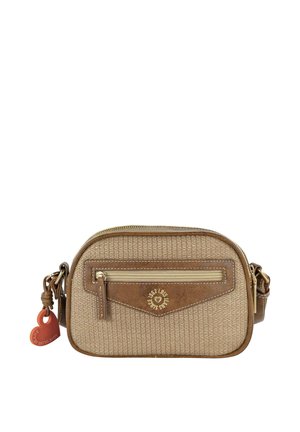 Bolso bandolera de tela beige con superficie texturizada, detalles en marrón, bolsillo frontal con cremallera y un colgante en forma de corazón. Presenta herrajes dorados.