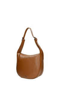 Borsa a tracolla in pelle marrone con forma curvata, tracolla robusta, chiusura con zip e superficie liscia e testurizzata. Dettaglio del logo argentato sul davanti.