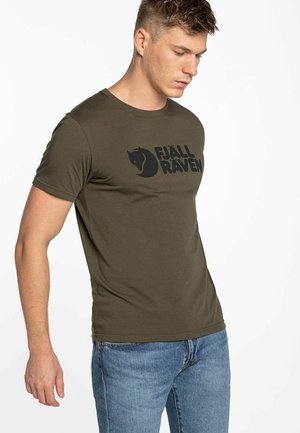 Olijfgroene katoenen t-shirt met een zwart logo-print van een raaf op de voorkant. Korte mouwen en een ronde hals. Casual pasvorm.