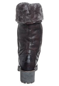 Hnědá kožená bota s šedým umělým kožíškem na lemu, texturovaný povrch, podpatek a trojúhelníkové logo na zadní straně. Pevná gumová podrážka.