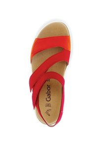 Røde og orange sandaler med tre brede stropper, blødt ruskind, formet indersål og let ydersål. Brandnavnet "Gabor" synligt.
