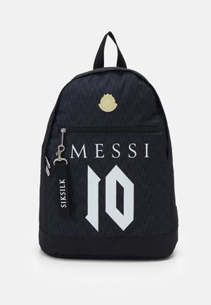 Sort rygsæk med frontlynlås, gyldent emblem, "MESSI" og nummer 10 i hvidt, samt en lynlåstrækker med "SIKSILK"-mærke.