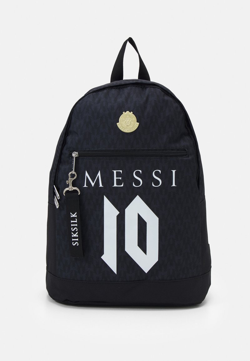 Sac à dos noir avec fermeture éclair à l'avant, emblème doré, "MESSI" et numéro 10 en blanc, et une tirette de fermeture éclair de marque "SIKSILK".