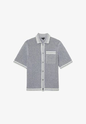 Szara, krótka, dzianinowa koszula na guziki z białym wykończeniem na kołnierzyku, przedniej listwie, kieszeni, rękawach i dolnym brzegu.