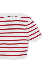 Top bianco a maniche corte con strisce rosse orizzontali, texture a coste e colletto rotondo classico. È accorciato in vita.