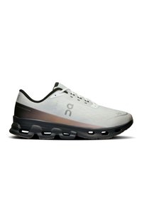 Chaussures de course légères avec un dessus en mesh blanc, des accents noirs, et une semelle noire rembourrée comportant des éléments d'absorption des chocs visibles.