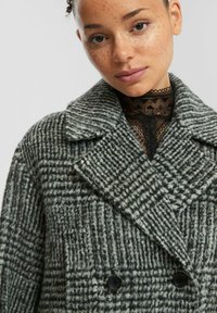 Wollen blend peacoat in zwart en grijs houndstoothpatroon, met een dubbelzijdig ontwerp, een gekleed kraag en textuurstof.