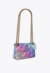 Borsa in tessuto intrecciato con un motivo multicolore nei toni di rosa, viola, blu e grigio. Presenta una tracolla in catena dorata e una chiusura decorativa.